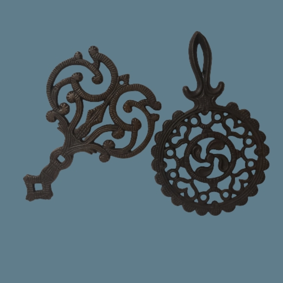 Set of Vintage Cast Iron Trivets - Picture 1 of 4